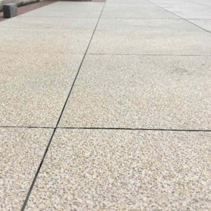 吐鲁番 黄金麻花岗岩石板材荔枝面地面铺装效果