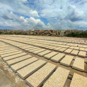 吐鲁番 黄金麻花岗岩荔枝面地铺石防护中