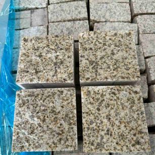 吐鲁番 黄金麻花岗岩自然面小方块，弹石，马蹄石等