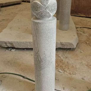 吐鲁番 芝麻白花岗岩石材挡车石柱、停车柱、圆柱挡车柱、方柱挡车柱等