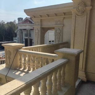 吐鲁番 黄金麻别墅外墙干挂雕花配合阳台栏杆花瓶柱