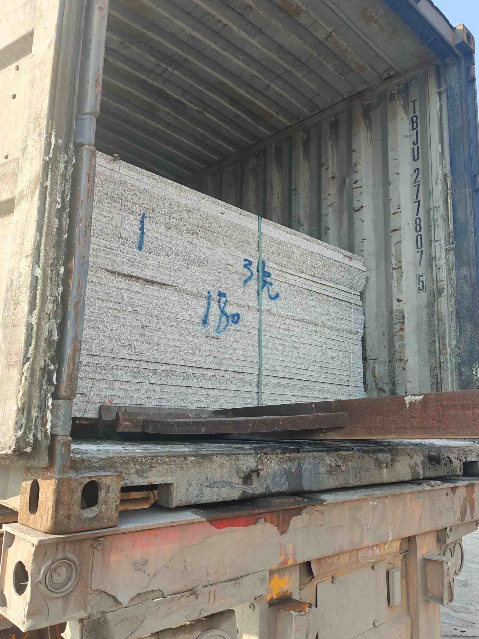 吐鲁番 芝麻白花岗岩石材3.0公分光面毛板装柜出货