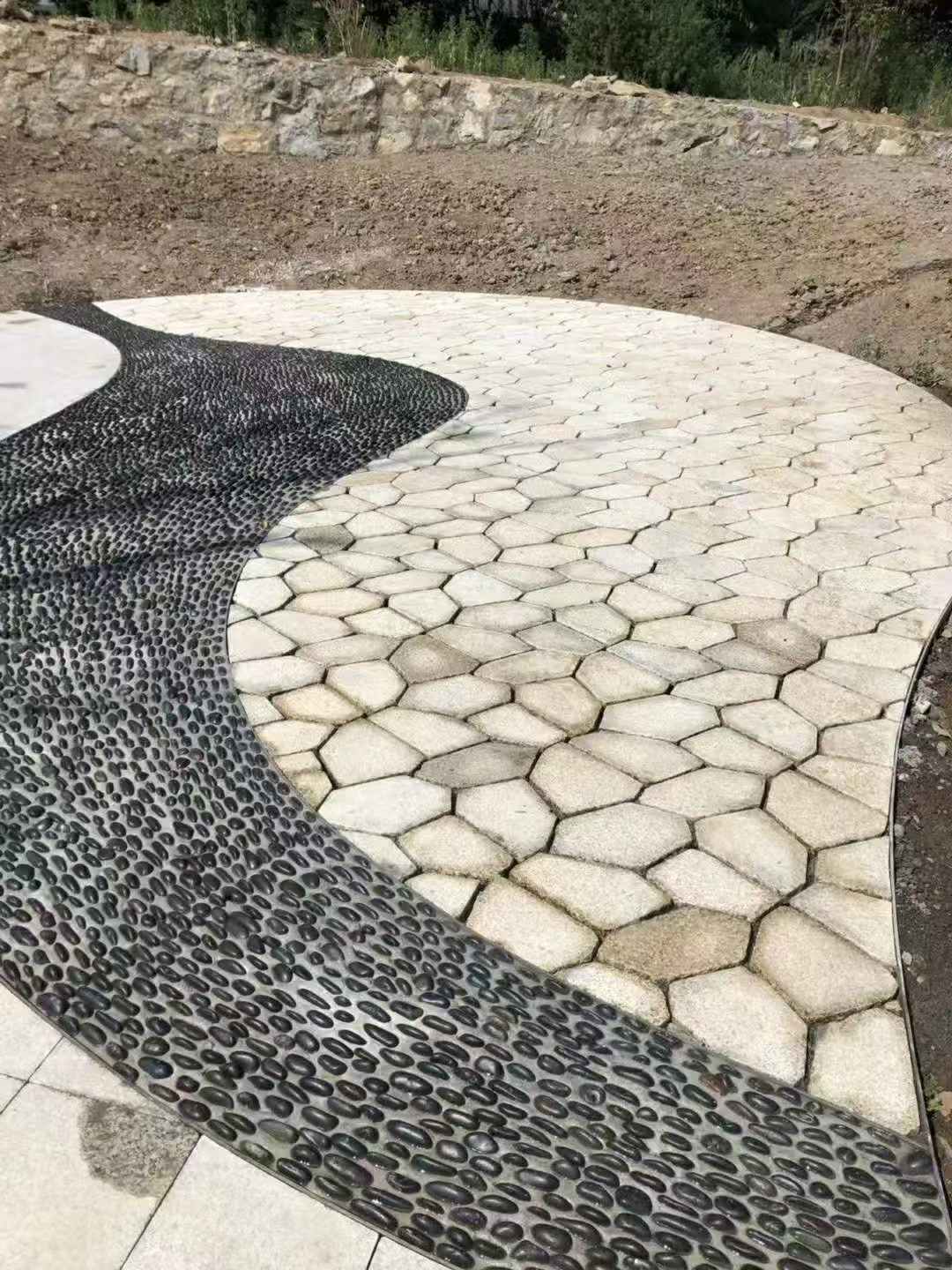 吐鲁番 黄金麻冰裂纹地铺石工地铺装案例