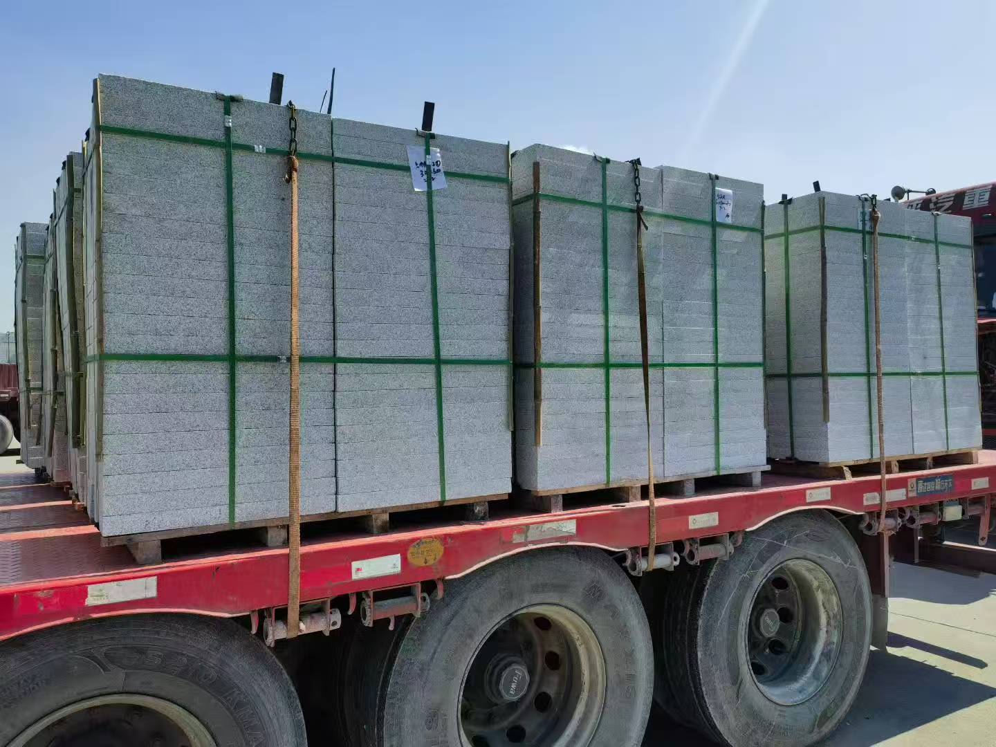 吐鲁番芝麻白花岗岩出货日常地铺石