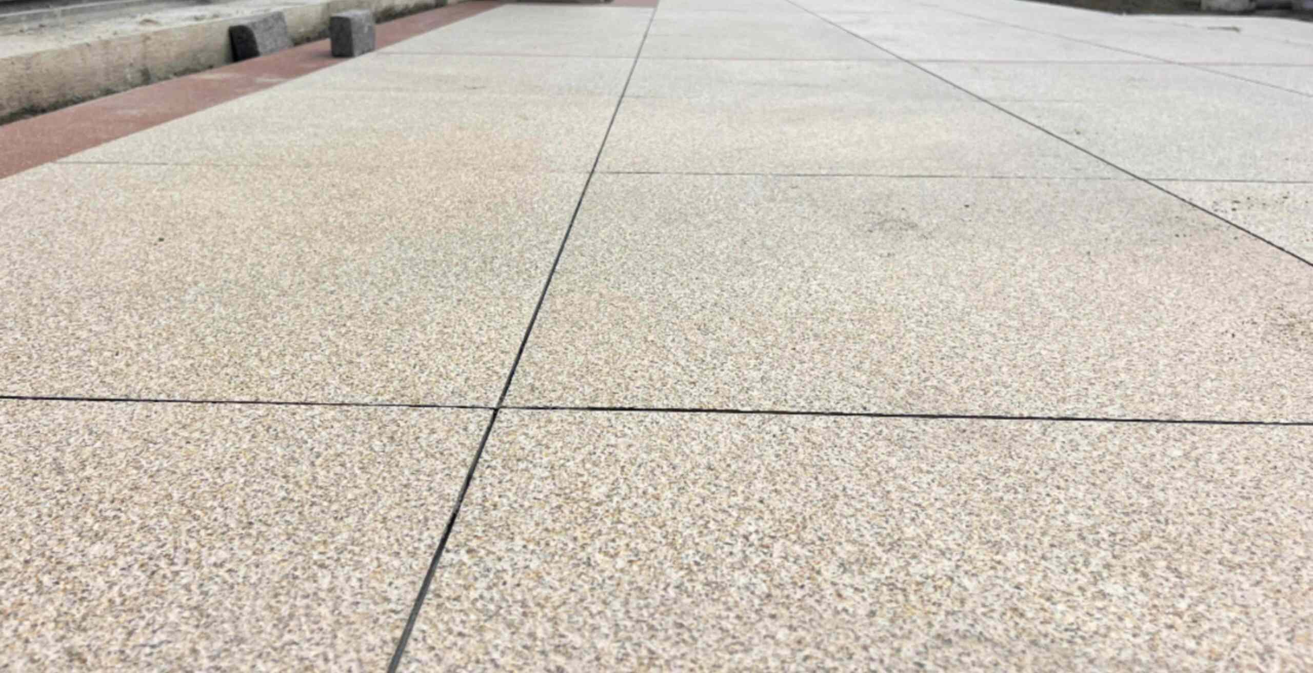 吐鲁番 黄金麻花岗岩石板材荔枝面地面铺装效果