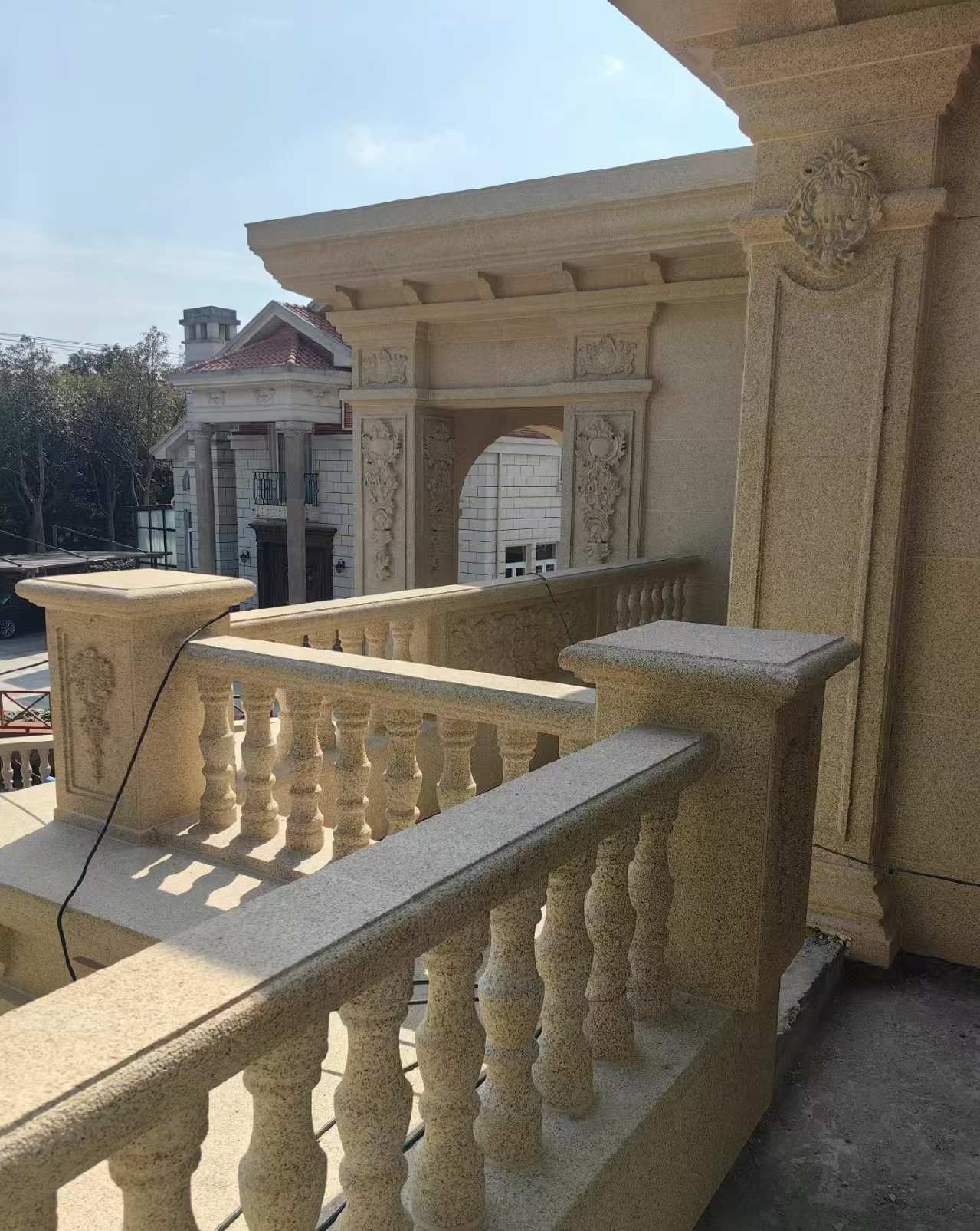 吐鲁番 黄金麻别墅外墙干挂雕花配合阳台栏杆花瓶柱