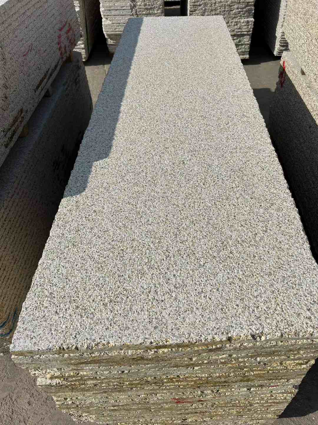 吐鲁番 黄金麻花岗岩荔枝面毛板，半成品