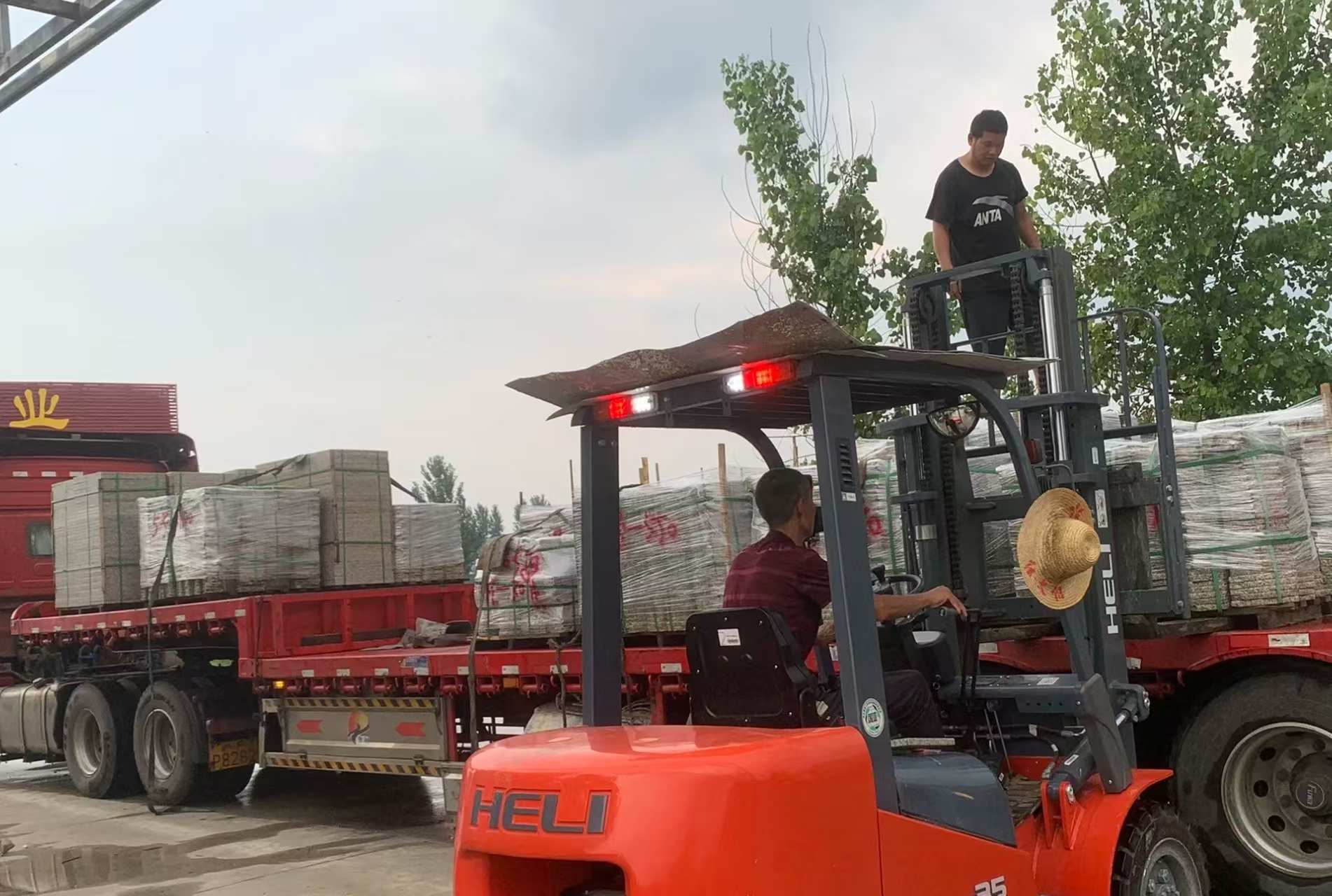 吐鲁番 黄金麻冰裂纹，地铺石装车