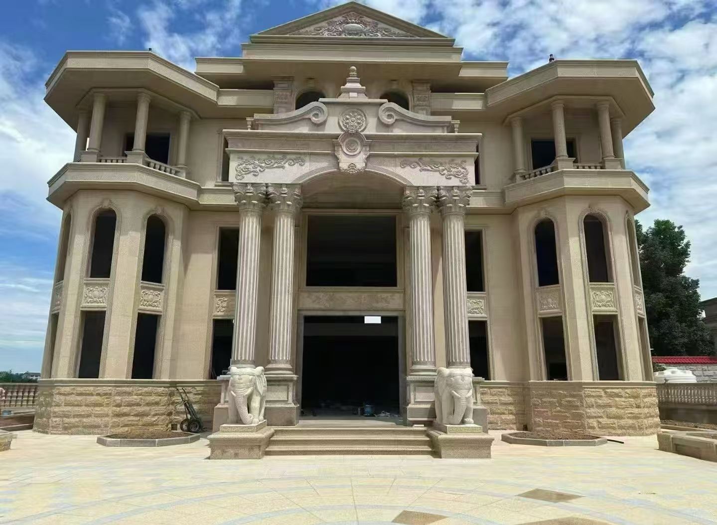 吐鲁番 黄金麻别墅外墙干挂，大柱，大象，蘑菇石，雕花板