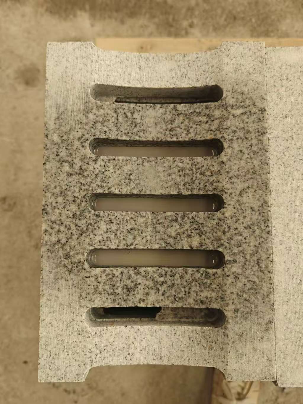 吐鲁番 芝麻白拉丝面花岗岩U型开槽排水槽