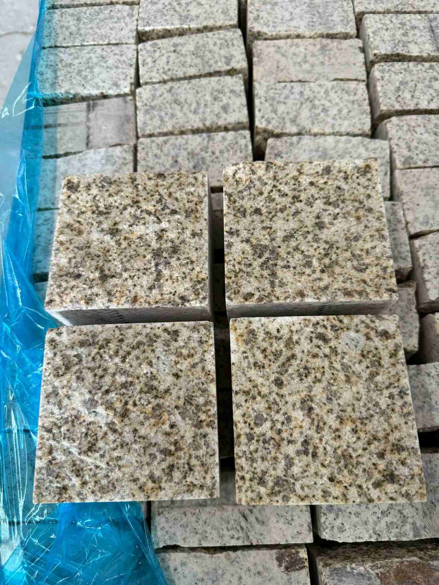 吐鲁番 黄金麻花岗岩自然面小方块，弹石，马蹄石等