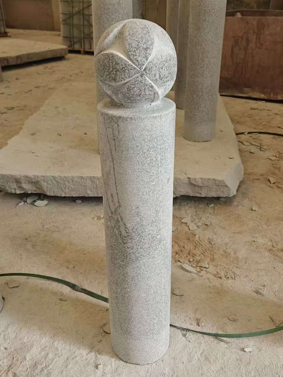 吐鲁番 芝麻白花岗岩石材挡车石柱、停车柱、圆柱挡车柱、方柱挡车柱等