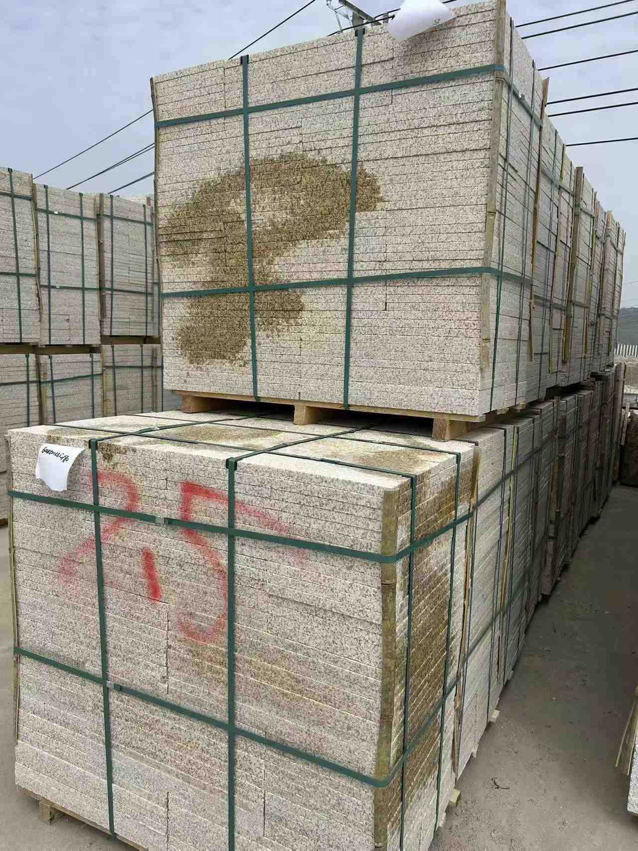 吐鲁番 黄金麻花岗岩石材荔枝面地铺石2.5*300*600