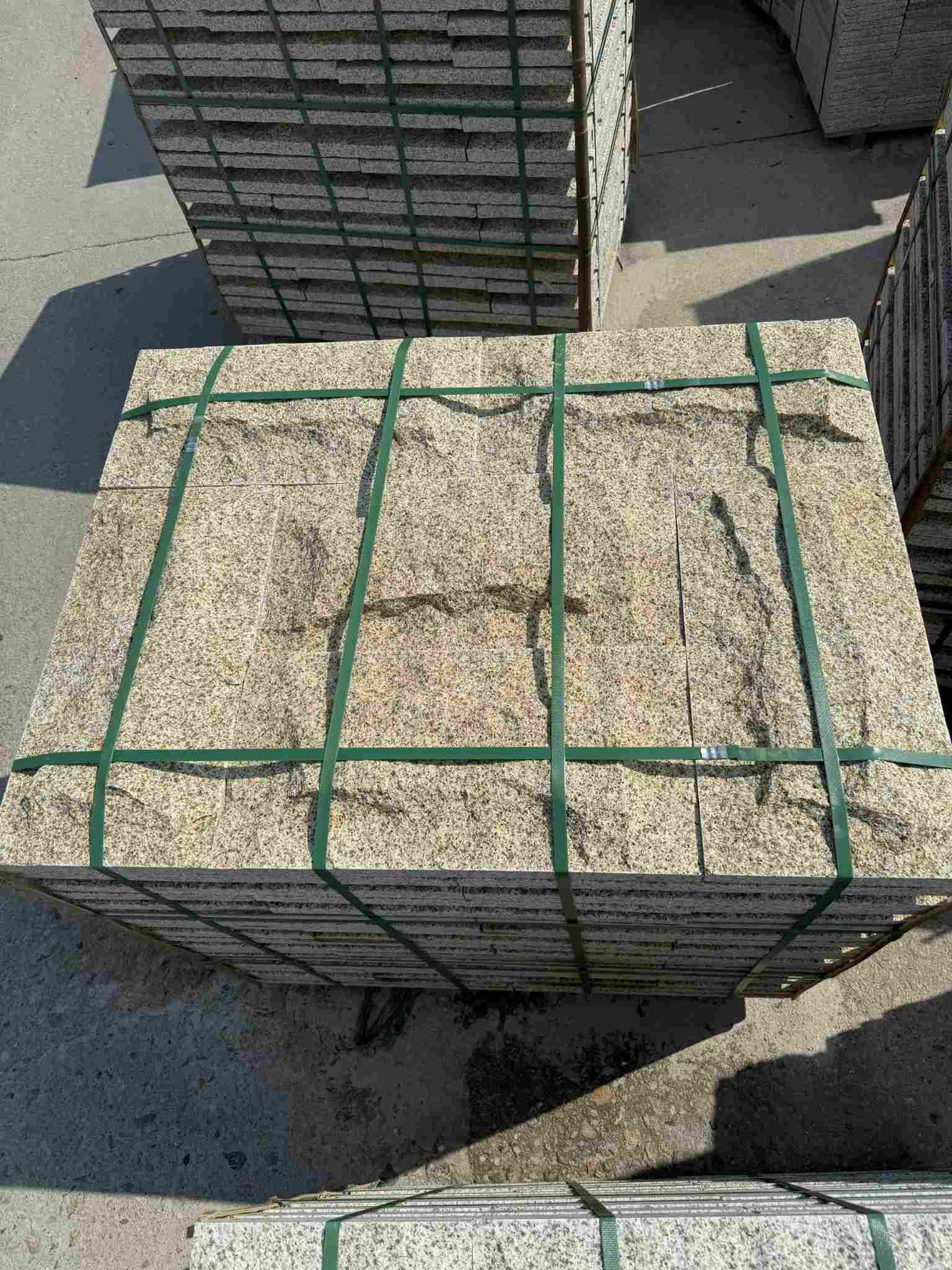 吐鲁番 黄金麻花岗岩石材自然面蘑菇石成品