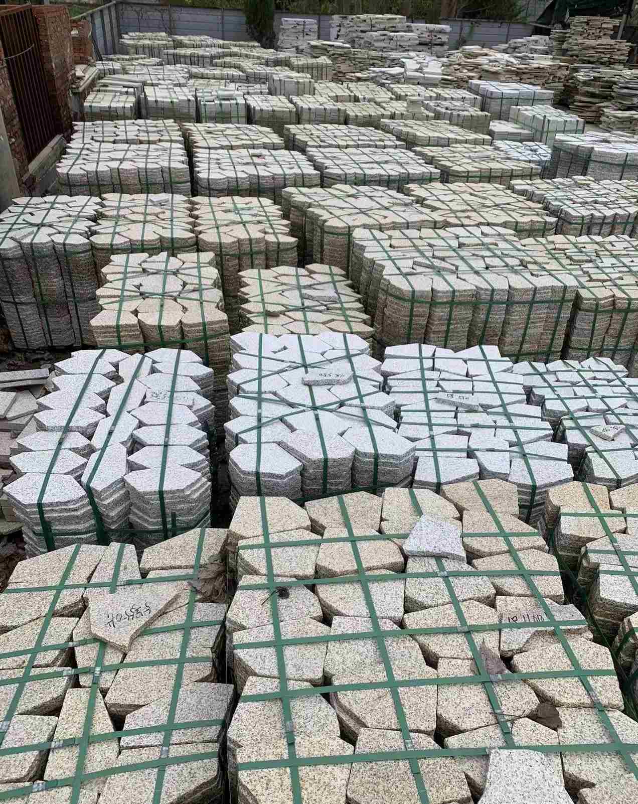 吐鲁番 黄金麻白麻花岗岩荔枝面地铺石(冰裂纹)