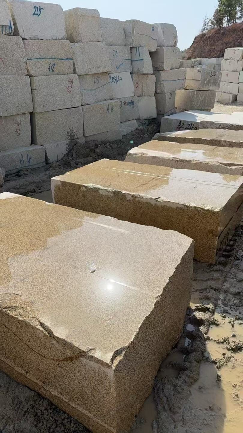 吐鲁番 黄金麻方料堆场洗料分选中，原材料充足