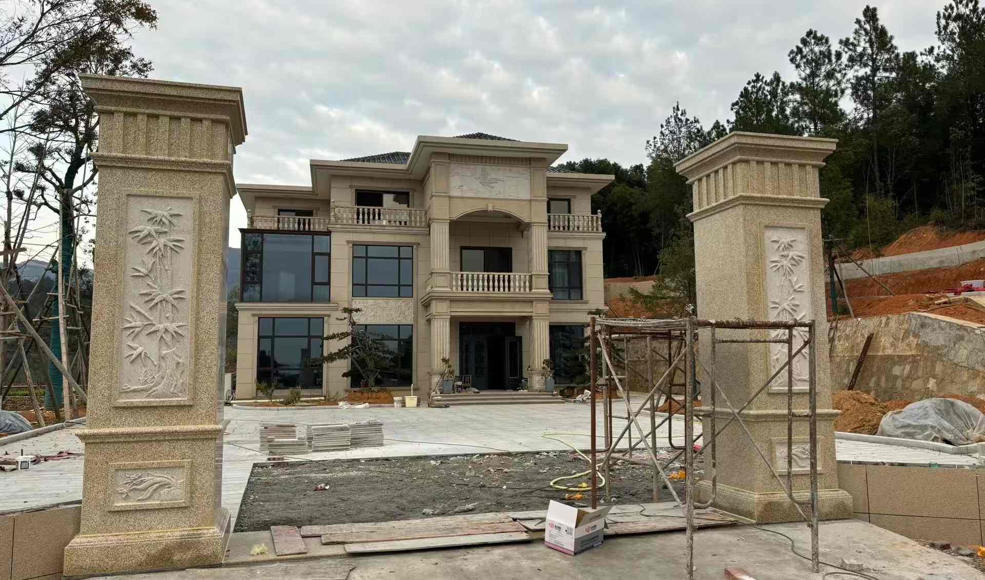 吐鲁番 黄金麻花岗岩别墅雕花外墙干挂配上门口雕花罗马柱