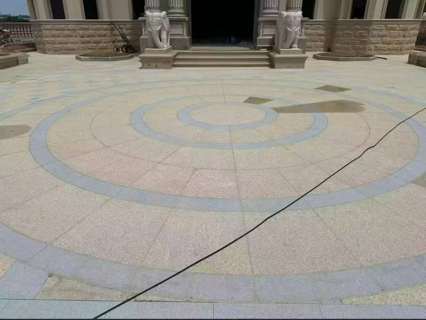 吐鲁番 黄金麻芝麻灰花岗岩石材地铺拼接效果