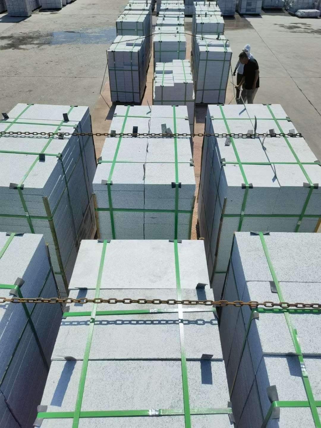 吐鲁番 芝麻白花岗岩5公分地铺石 花岗岩厂家工厂装车日常